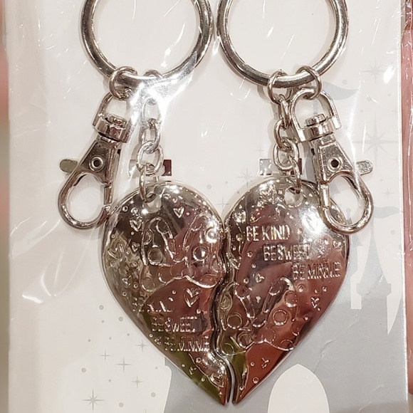 DISNEY PARKS MINNIE HEART KEYCHAIN SET - Picture 3 of 3